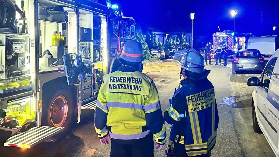 FW Schalksmühle: Terrasse in Vollbrand - Feuerwehr verhindert Übergreifen aus Wohnhaus - Bild: presseportal.de