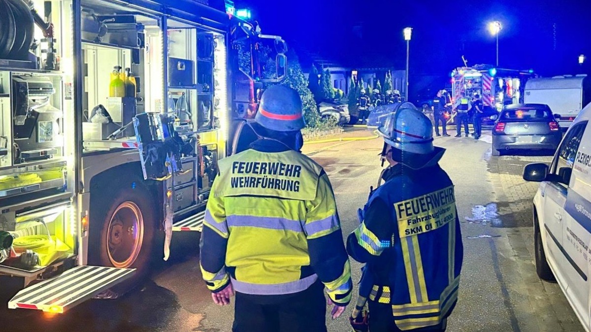 FW Schalksmühle: Terrasse in Vollbrand - Feuerwehr verhindert Übergreifen aus Wohnhaus - Foto: presseportal.de