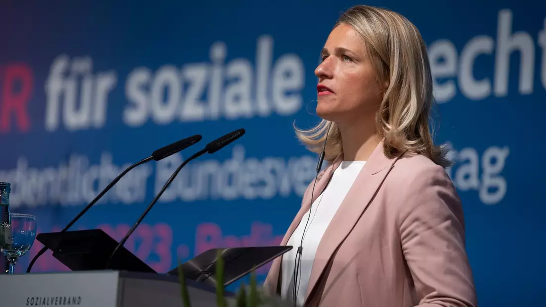 Verbandspräsidentin Verena Bentele: Einsamkeit zu Weihnachten ist schmerzlich. (Archivbild) - Bild: Christophe Gateau/dpa