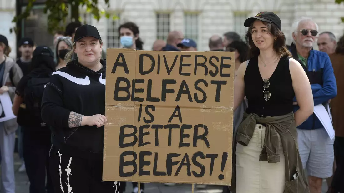 Tausende Menschen haben in den vergangenen Tagen in Belfast gegen rechte Gewalt demonstriert. (Archivbild) - Bild: Mark Marlow Media Assignments/PA Wire/dpa
