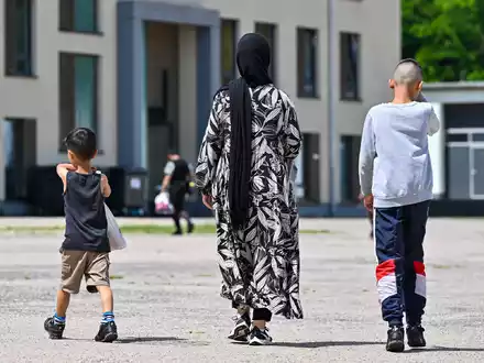 Wer von der Bundespolizei kontrolliert wird und sich als Asylsuchender zu erkennen gibt, kommt in der Regel zunächst in eine Erstaufnahmeeinrichtung. (Archivbild) - Foto: Patrick Pleul/dpa