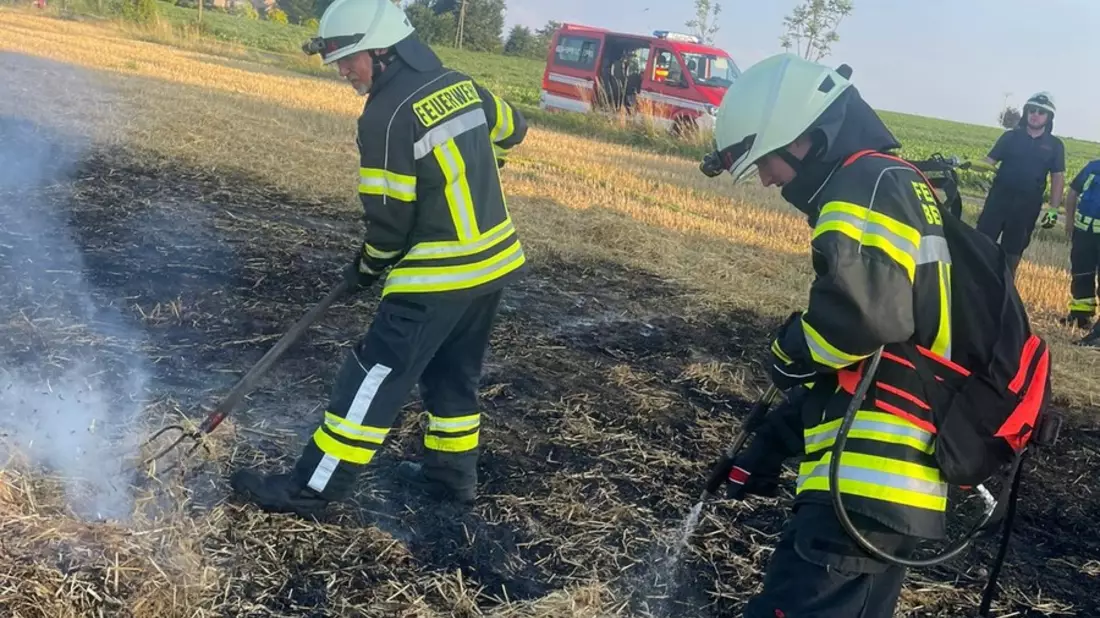 FW-KLE: Ausbreitungsgefahr groß: Freiwillige Feuerwehr Bedburg-Hau trainiert das Löschen von Flächenbränden - Bild: presseportal.de