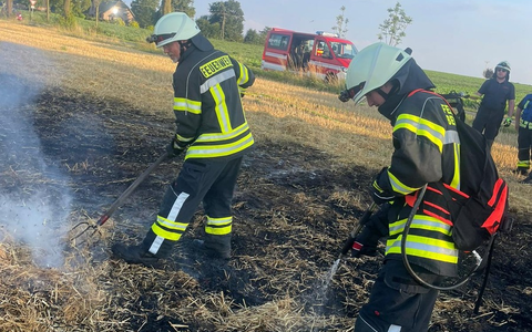 FW-KLE: Ausbreitungsgefahr groß: Freiwillige Feuerwehr Bedburg-Hau trainiert das Löschen von Flächenbränden - Foto: presseportal.de