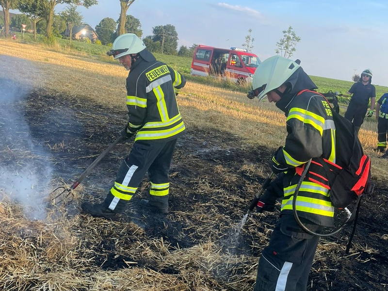 FW-KLE: Ausbreitungsgefahr groß: Freiwillige Feuerwehr Bedburg-Hau trainiert das Löschen von Flächenbränden - Foto: presseportal.de
