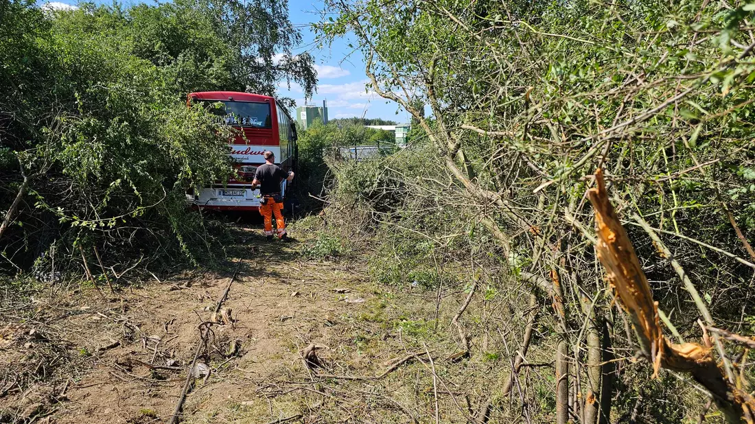 Sieben Verletzte nach Unfall eines Reisebusses auf der A72. - Bild: Mike Müller/TNN/dpa