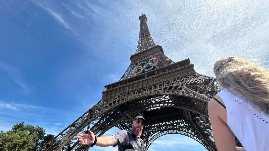 Der Bereich um den Pariser Eiffelturm wurde wegen eines Fassadenkletterers nach Angaben der Nachrichtenagentur AP kurzzeitig abgeriegelt. - Bild: Aijaz Rahi/AP