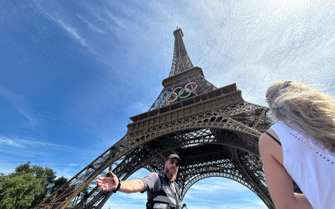 Der Bereich um den Pariser Eiffelturm wurde wegen eines Fassadenkletterers nach Angaben der Nachrichtenagentur AP kurzzeitig abgeriegelt. - Foto: Aijaz Rahi/AP Der Bereich um den Pariser Eiffelturm wurde wegen eines Fassadenkletterers nach Angaben der Nachrichtenagentur AP kurzzeitig abgeriegelt. - Foto: Aijaz Rahi/AP