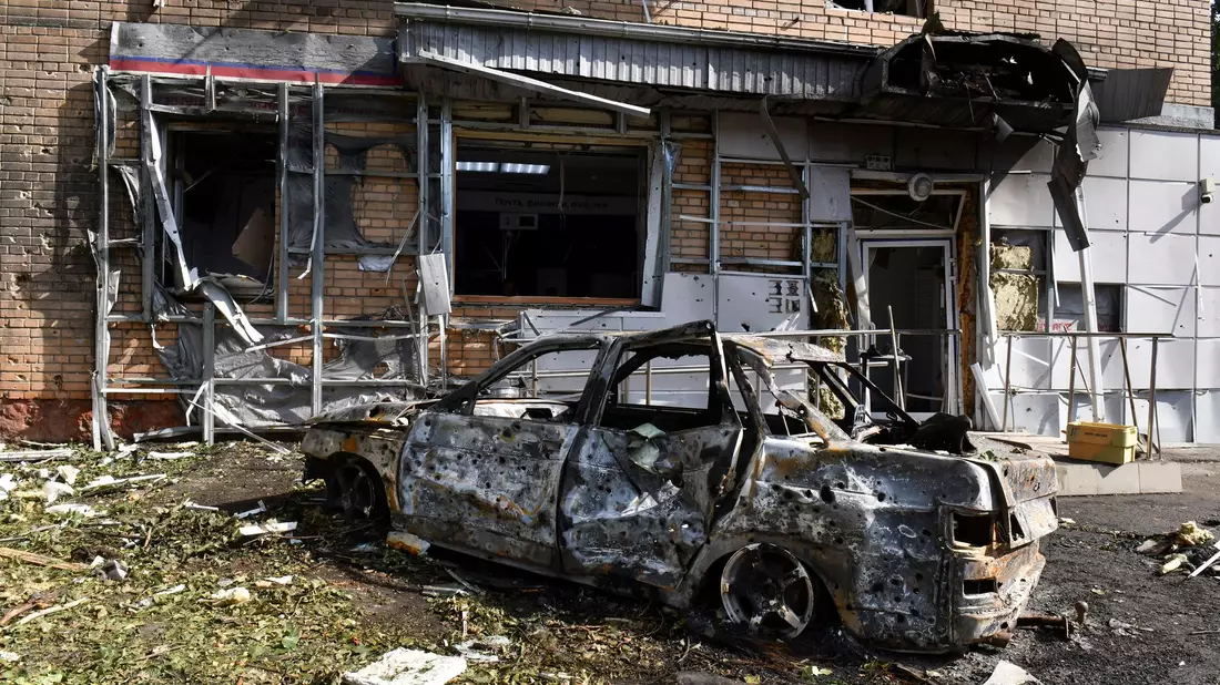 Menschen, die wegen der Kämpfe aus der Region Kursk evakuiert wurden, sitzen neben Zelten in einem provisorischen Aufenthaltszentrum. (Foto: aktuell).  - Bild: Uncredited/AP/dpa