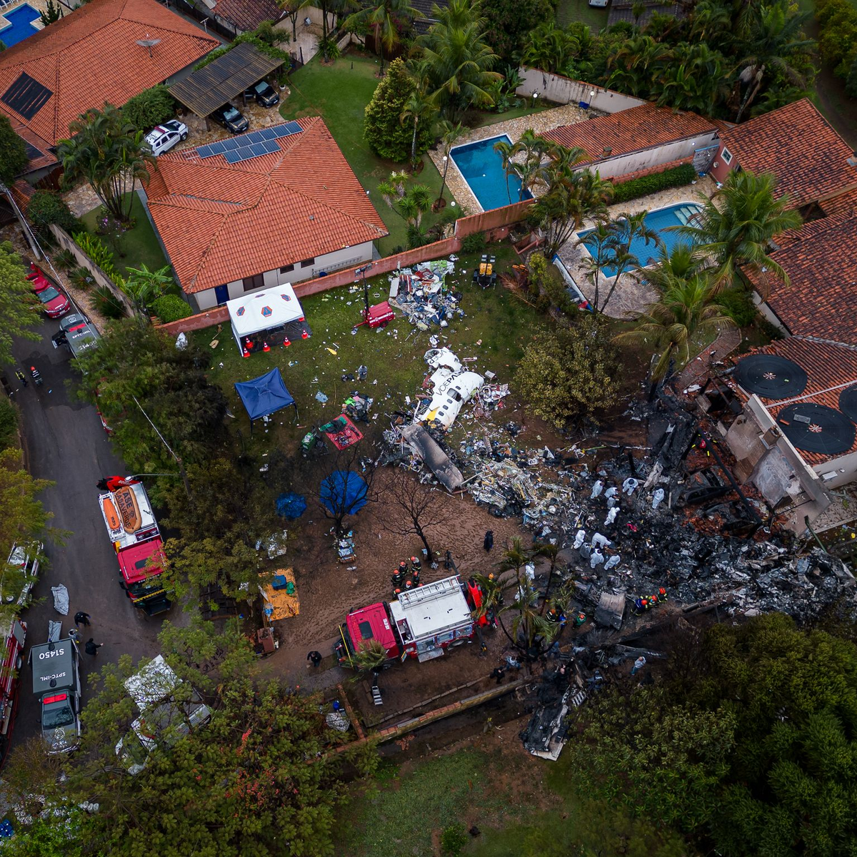 Das Flugzeug stürzte in ein Wohngebiet der Kleinstadt Vinhedo ab. - Foto: Allison Sales/dpa