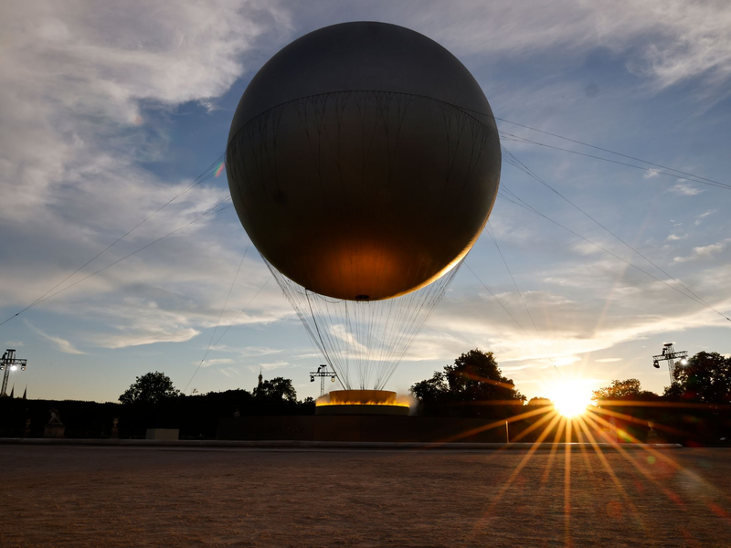 Das olympische Feuer in den im Tuilerien-Garten. - Foto: Tolga Akmen/epa-POOL/dpa