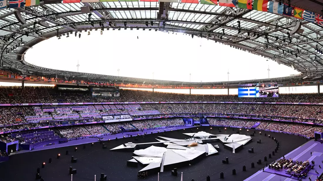 Mehr als 70.000 Zuschauer waren bei der Schlussfeier im Stade de France. - Bild: Sina Schuldt/dpa
