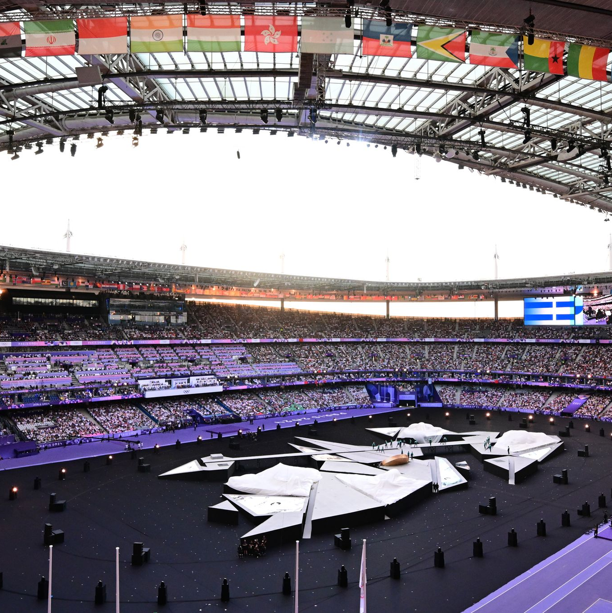 Mehr als 70.000 Zuschauer waren bei der Schlussfeier im Stade de France. - Foto: Sina Schuldt/dpa