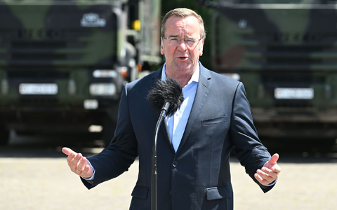 Aus seiner eigenen Partei hatte es Kritik am Verteidigungsminister gegeben. (Archivbild) - Foto: Uli Deck/dpa Aus seiner eigenen Partei hatte es Kritik am Verteidigungsminister gegeben. (Archivbild) - Foto: Uli Deck/dpa
