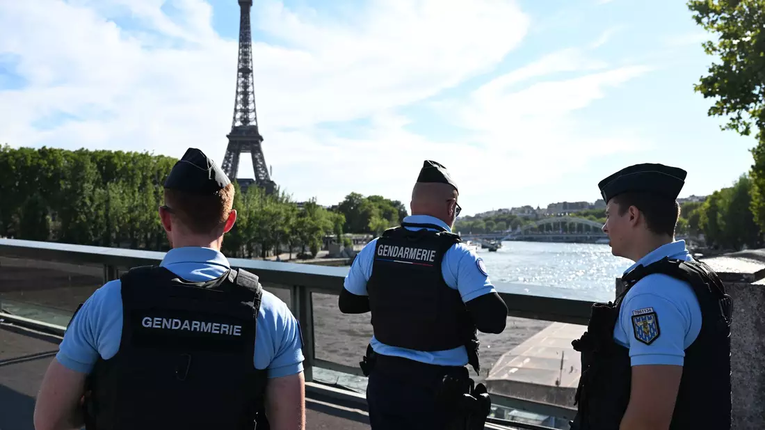 Etwa 30.000 Polizisten sorgten am Wochenende in Paris für die Sicherheit. - Bild: Sebastian Kahnert/dpa