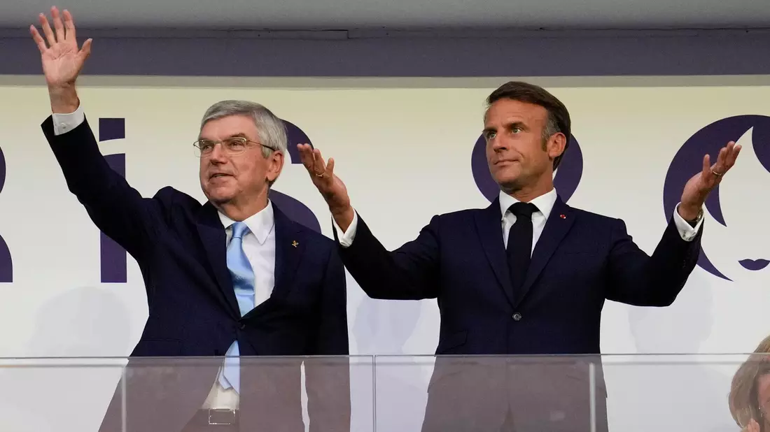 IOC-Präsident Thomas Bach (l) und der französische Präsident Emmanuel Macron. - Bild: Ashley Landis/AP/dpa