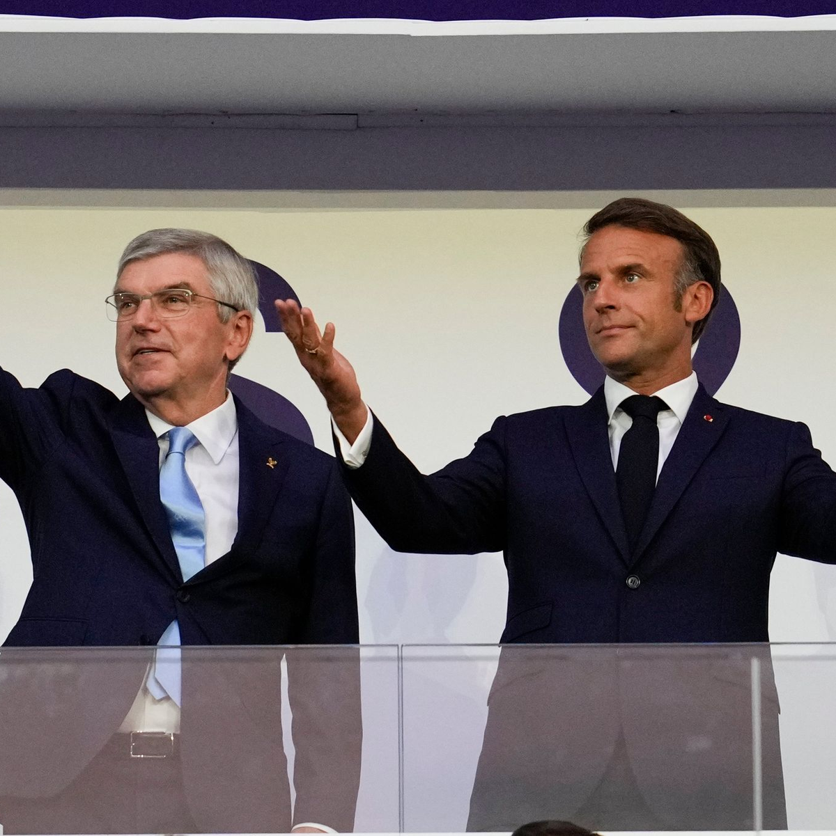 IOC-Präsident Thomas Bach (l) und der französische Präsident Emmanuel Macron. - Foto: Ashley Landis/AP/dpa