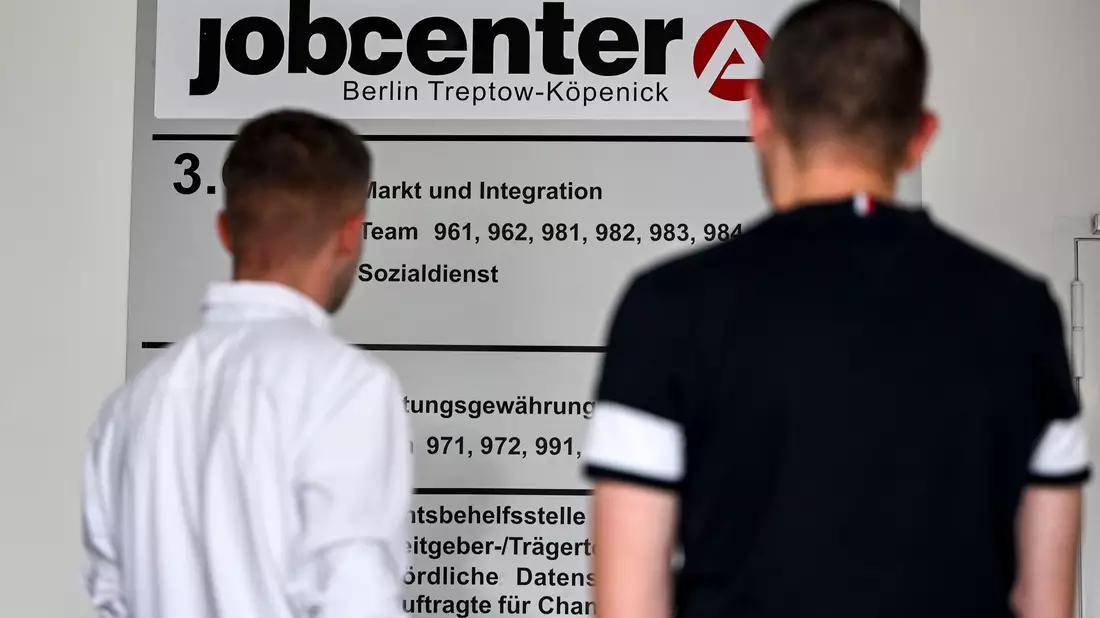 Die Arbeitssuche ist für junge Leute in bestimmten Ländern besonders schwierig. (Archivbild) - Bild: Jens Kalaene/dpa