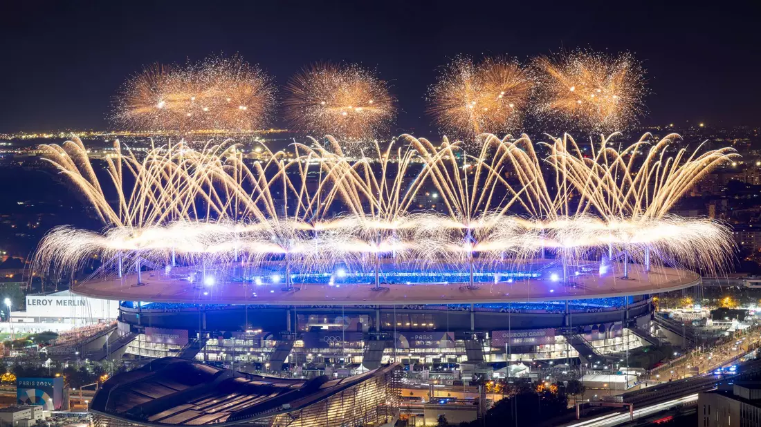 Mit einem Feuerwerk über dem Stade de France endete Olympia in Paris. - Bild: Sebastian Kahnert/dpa