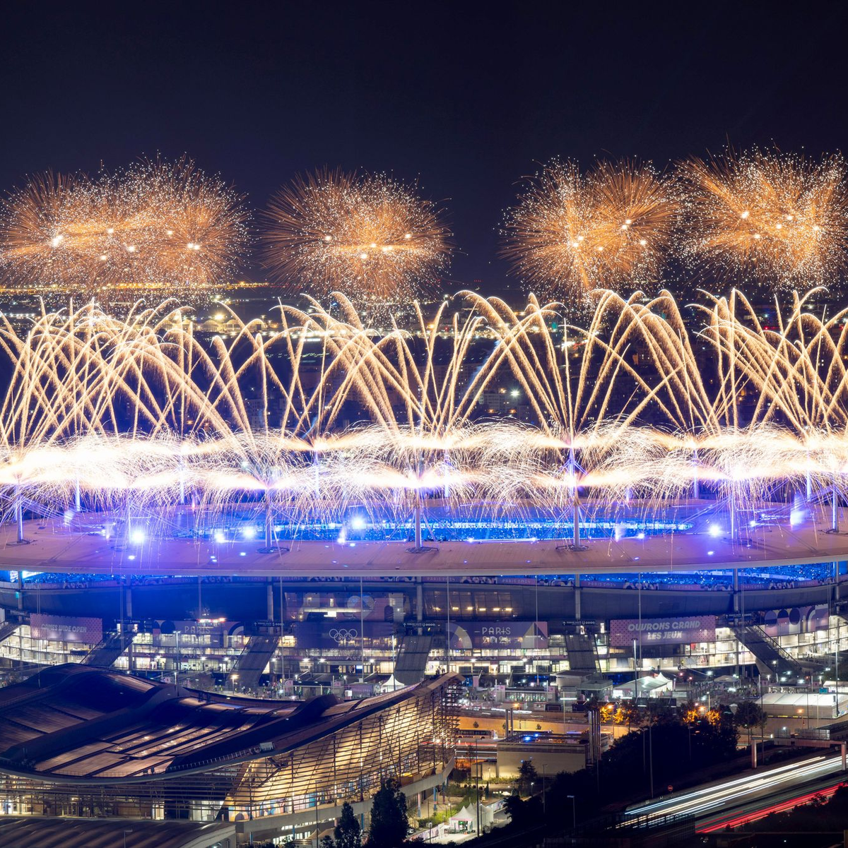 Mit einem Feuerwerk über dem Stade de France endete Olympia in Paris. - Foto: Sebastian Kahnert/dpa