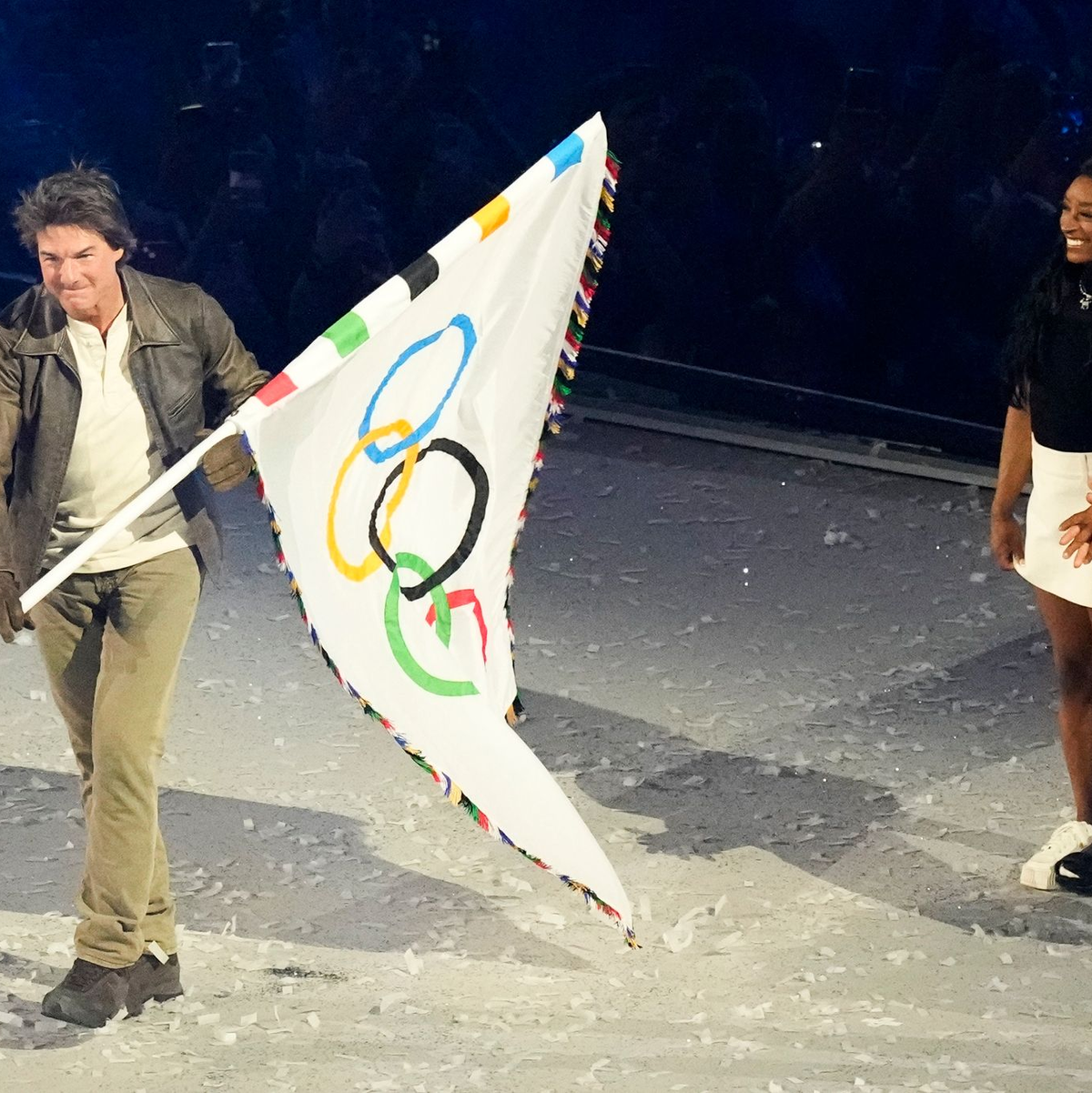 Hollywoodstar Tom Cruise übernahm die olympische Flagge für Los Angeles 2028. - Foto: Rebecca Blackwell/AP/dpa