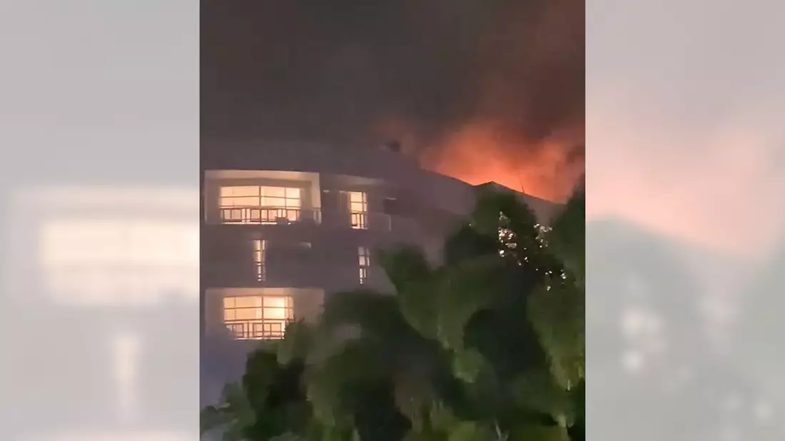 Das Dach des Hotels ging sofort in Flammen auf. - Bild: David Veronica Knigh/AAP/dpa