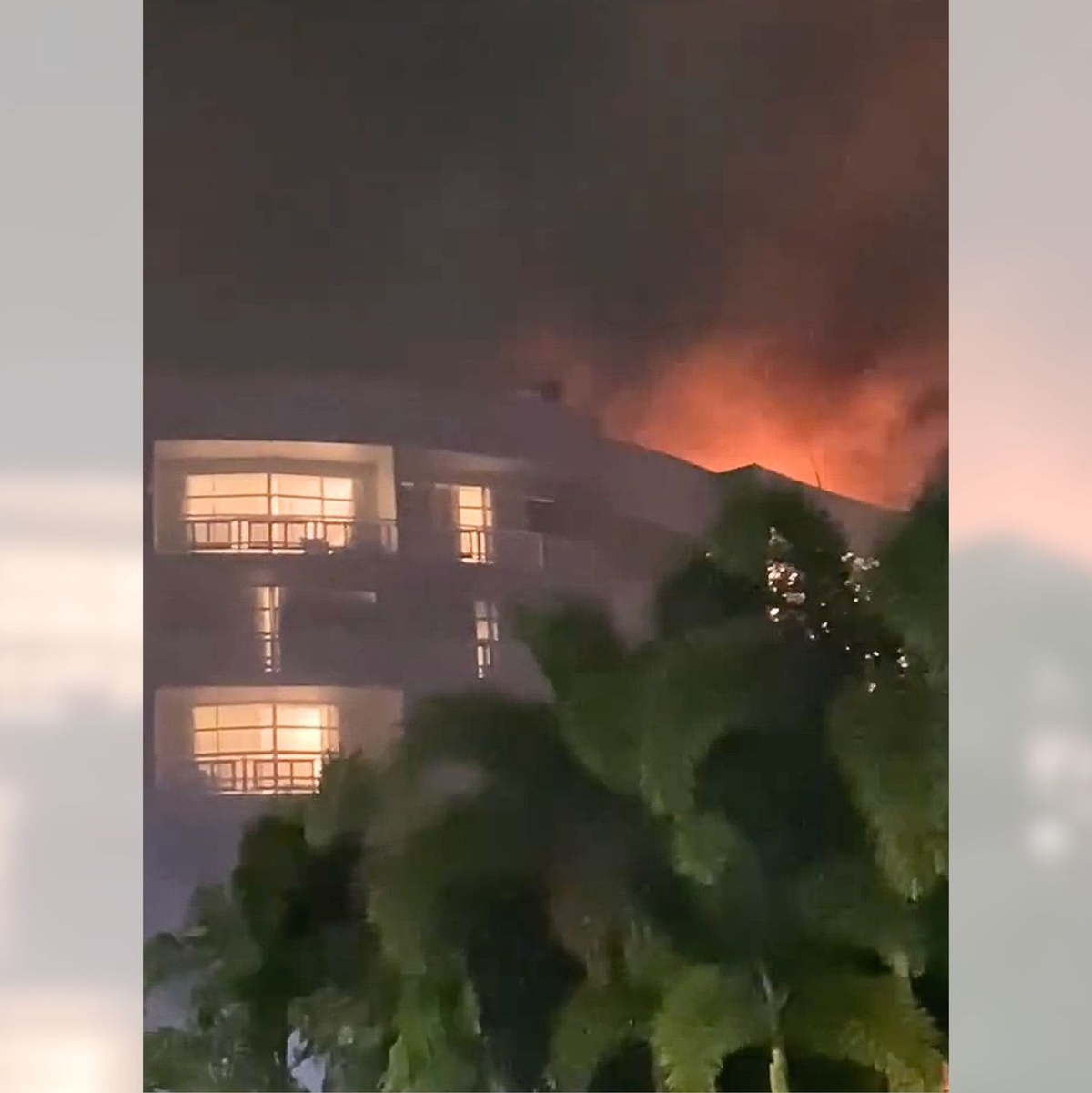 Das Dach des Hotels ging sofort in Flammen auf. - Foto: David Veronica Knigh/AAP/dpa