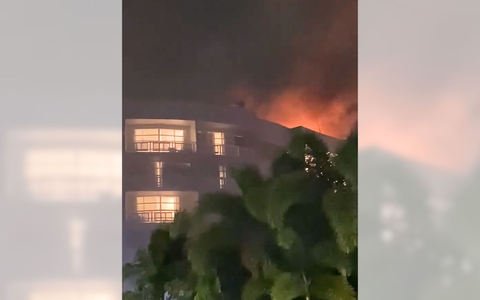 Das Dach des Hotels ging sofort in Flammen auf. - Foto: David Veronica Knigh/AAP/dpa