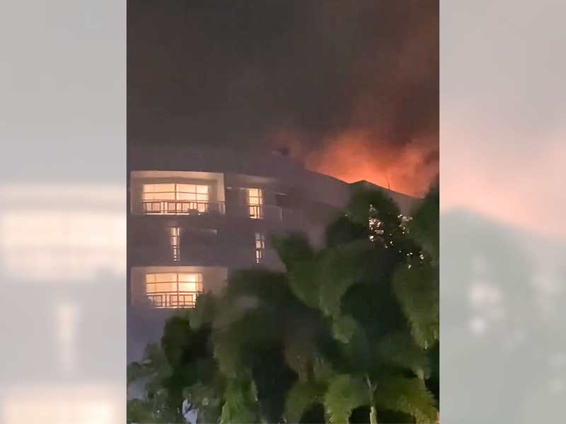 Das Dach des Hotels ging sofort in Flammen auf. - Foto: David Veronica Knigh/AAP/dpa