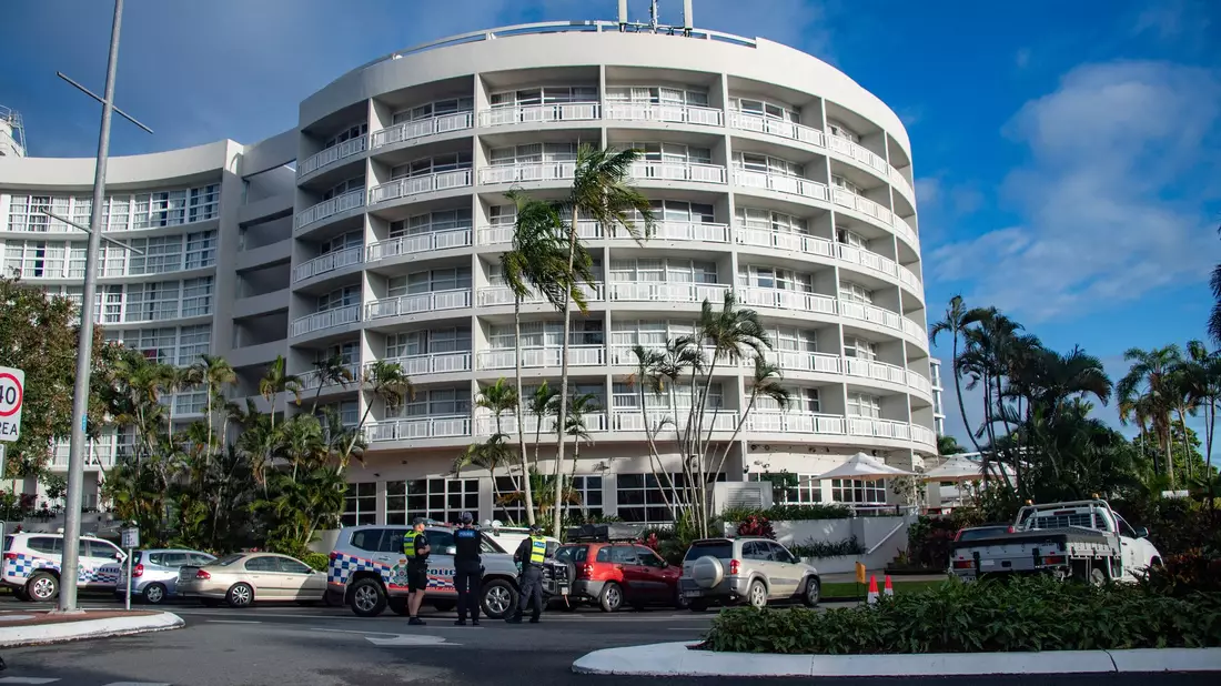 Durch den Crash wurden Teile des Hotels schwer beschädigt. - Bild: Brian Cassey/AAP/dpa