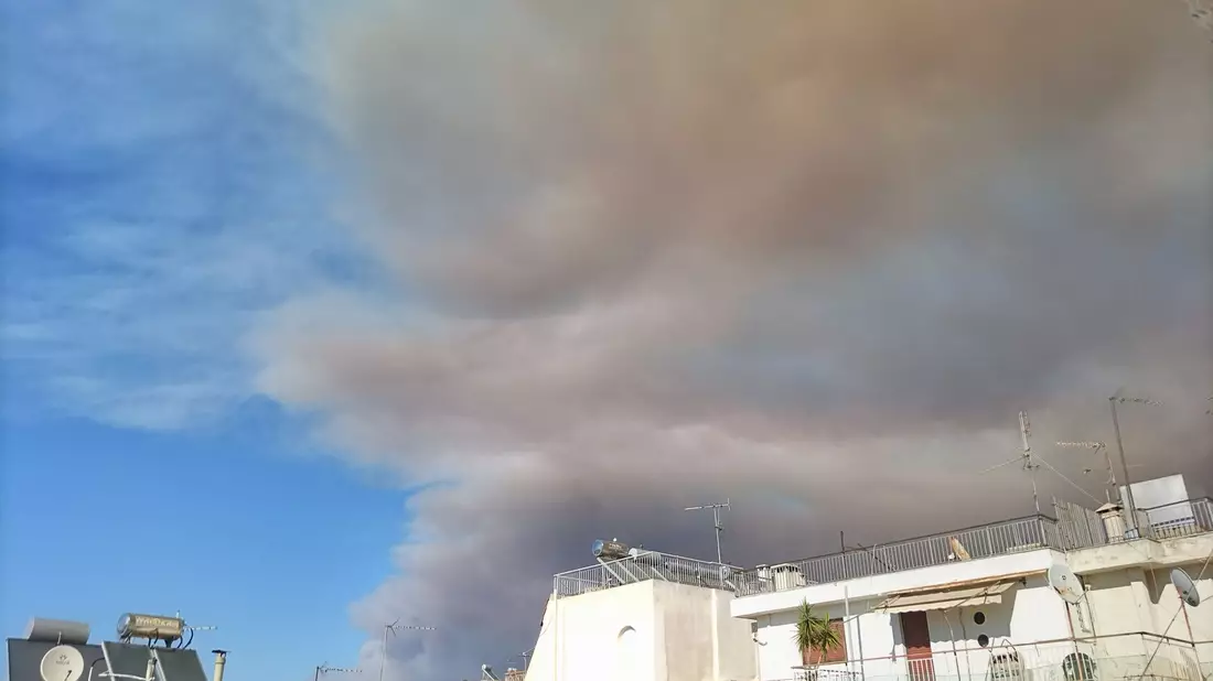 Nahe der griechischen Hauptstadt sind dunkle Rauchschwaden zu sehen. - Bild: Takis Tsafos/dpa
