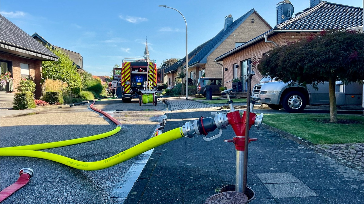 FW Alpen: Fahrzeug- und Dachstuhlbrand in Alpen - Foto: presseportal.de