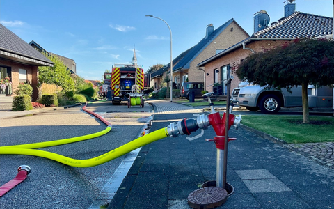 FW Alpen: Fahrzeug- und Dachstuhlbrand in Alpen - Foto: presseportal.de