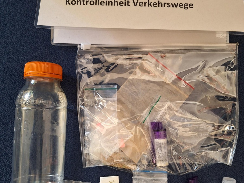HZA-P: Zoll stoppt Fahrer unter Drogeneinfluss / 17 Gramm Kokain, 112 Gramm Amphetamin und Ecstasy-Pillen entdeckte der Zoll bei einer Kontrolle eines niederländischen Fahrzeugs auf der BAB 10 - Foto: presseportal.de