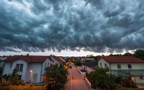 Die Preise für Wohn- und Gewerbeimmobilien sind in diesem Jahr leicht gestiegen. (Archivbild) - Foto: Armin Weigel/dpa