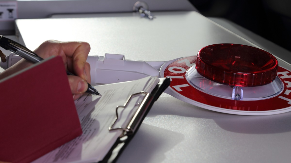 HZA-BS: Finanzkontrolle Schwarzarbeit Göttingen stellt gefälschten Ausweis in Clausthal-Zellerfeld fest - Foto: presseportal.de