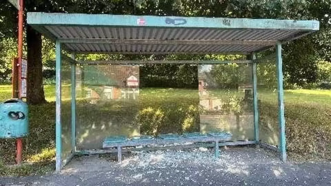 POL-STD: Kupferfallrohre von Buxtehuder Kirche entwendet, Drei Autos in Ahlerstedt aufgebrochen, Unbekannte zerstören Glasscheiben von drei Bushaltestellen in Stade - Bild: presseportal.de