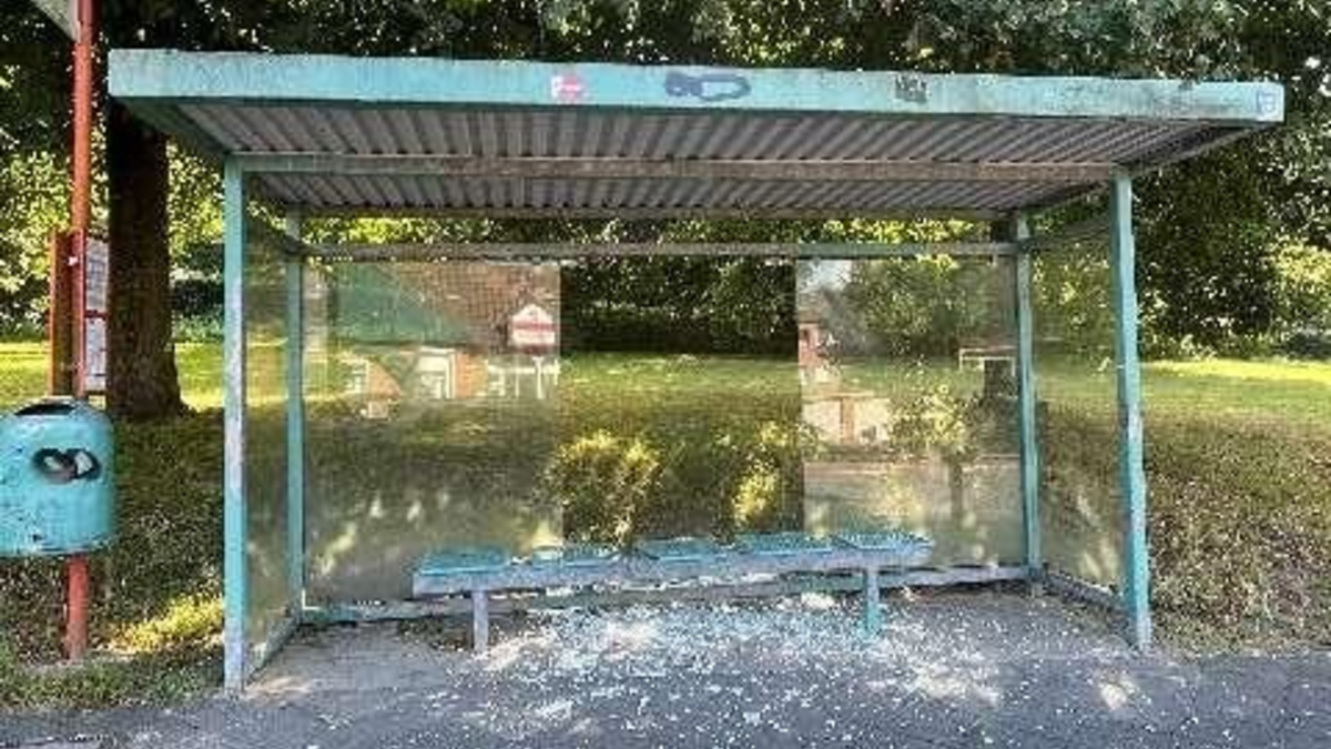 POL-STD: Kupferfallrohre von Buxtehuder Kirche entwendet, Drei Autos in Ahlerstedt aufgebrochen, Unbekannte zerstören Glasscheiben von drei Bushaltestellen in Stade - Foto: presseportal.de