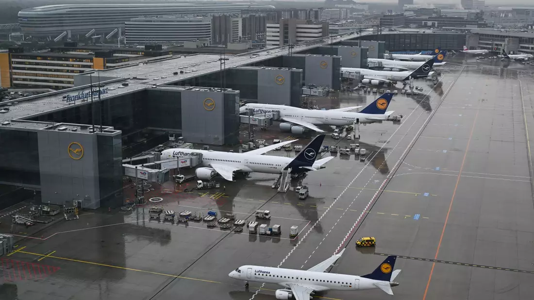 Lufthansa streicht weitere Flüge nach Nahost. (Archivbild) - Bild: Arne Dedert/dpa