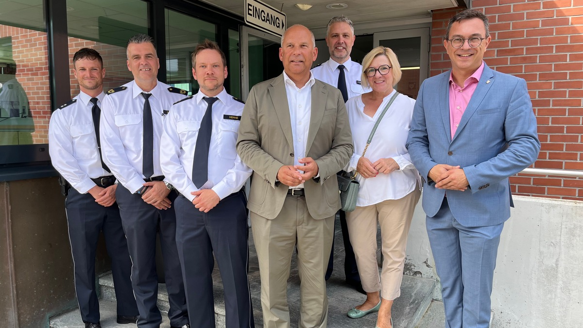 POL-DA: Heppenheim/Bensheim: Innenminister besucht die Polizeidirektion Bergstraße und ist auf Streife mit Zivilfahndern auf der Autobahn/Forderung nach mehr Respekt für Einsatzkräfte - Foto: presseportal.de