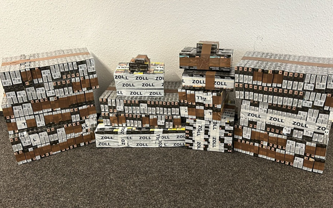 HZA-UL: Um Schulden zu bezahlen / Türkischer LKW-Fahrer schmuggelt über 38.000 Zigaretten - Foto: presseportal.de