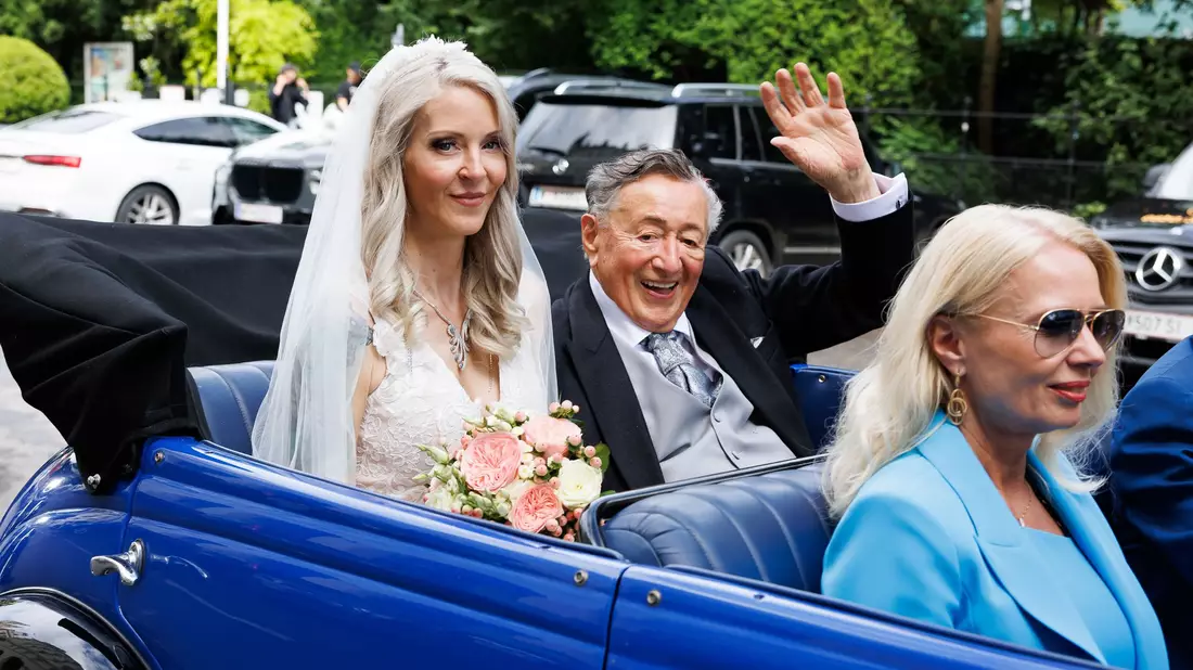 Sein «Bienchen»: Erst im Juni heiratete Richard Lugner seine sechste Frau, Simone Reiländer - Bild: Florian Wieser/APA/dpa