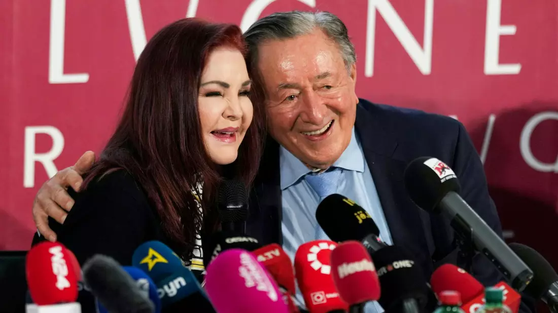 Richard Lugner schmückte sich gern mit Prominenten aus Hollywood - wie hier mit Priscilla Presley. (Archivbild) - Bild: Eva Manhart/APA/dpa
