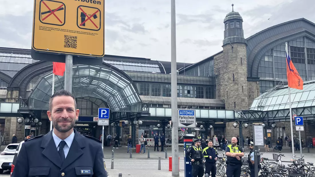 Viele Städte haben sogenannte Waffenverbotszonen eingerichtet, so wie hier am Hamburger Hauptbahnhof. (Archivbild) - Bild: Franziska Spiecker/dpa