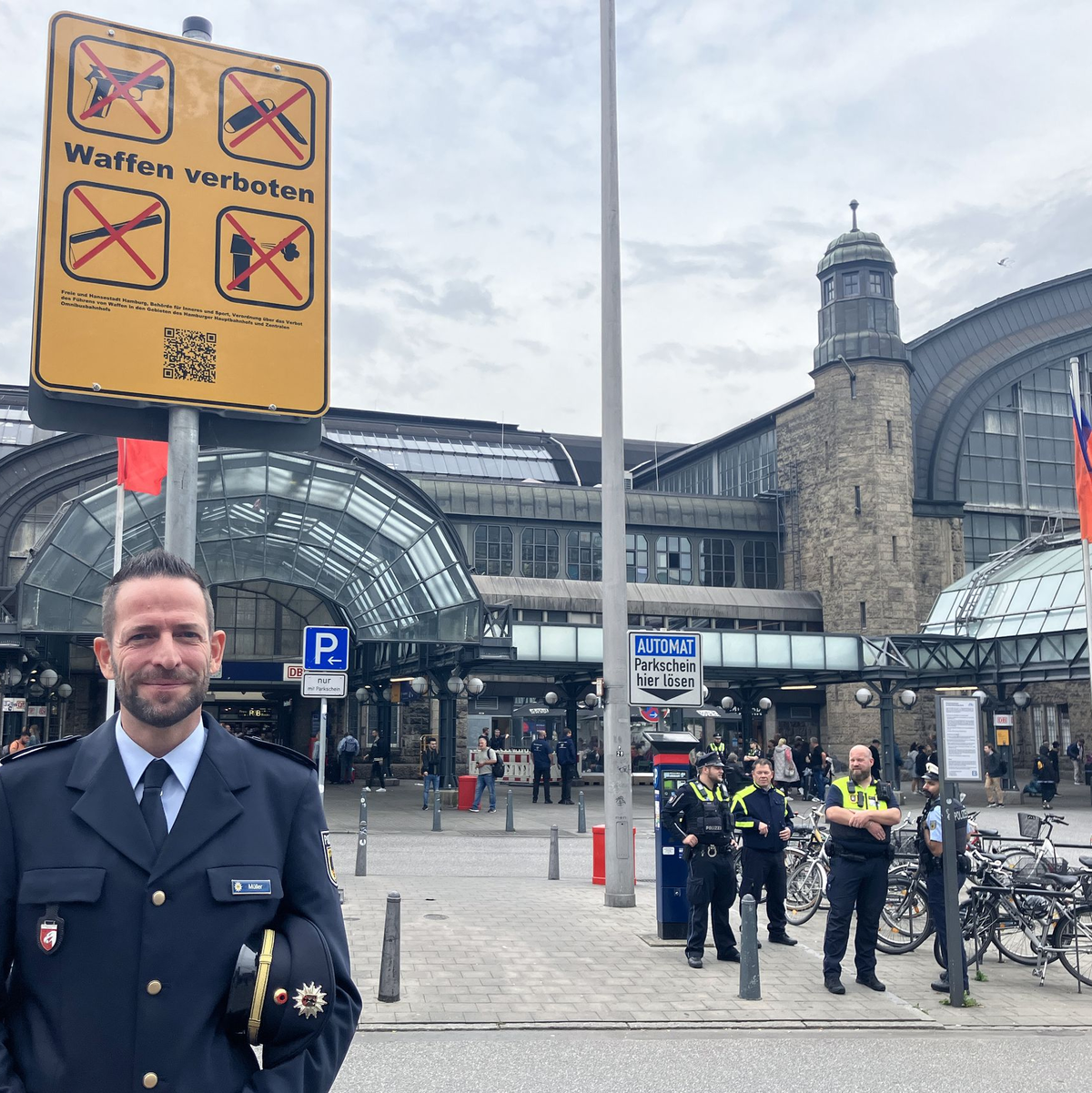 Viele Städte haben sogenannte Waffenverbotszonen eingerichtet, so wie hier am Hamburger Hauptbahnhof. (Archivbild) - Foto: Franziska Spiecker/dpa