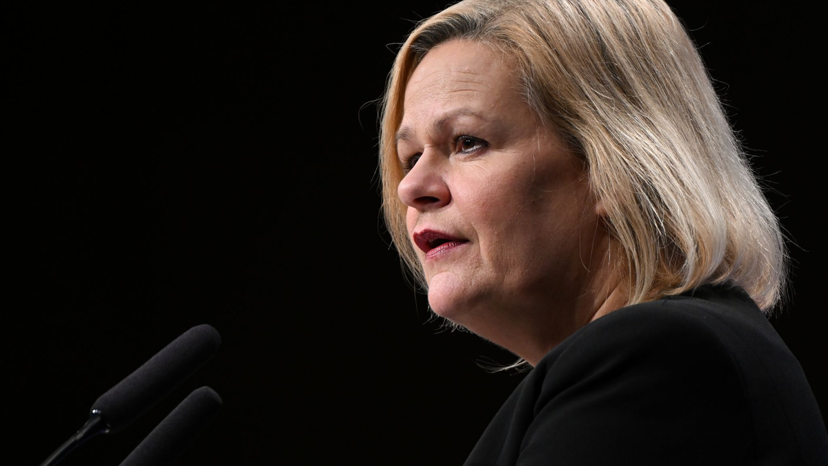 Nach der Absage von drei Konzerten des US-Popstars Taylor Swift hat Bundesinnenministerin Nancy Faeser die Bedrohungslage durch islamistischen Terrorismus auch für Deutschland als «anhaltend hoch» bezeichnet. (Archivbild) - Foto: Arne Dedert/dpa