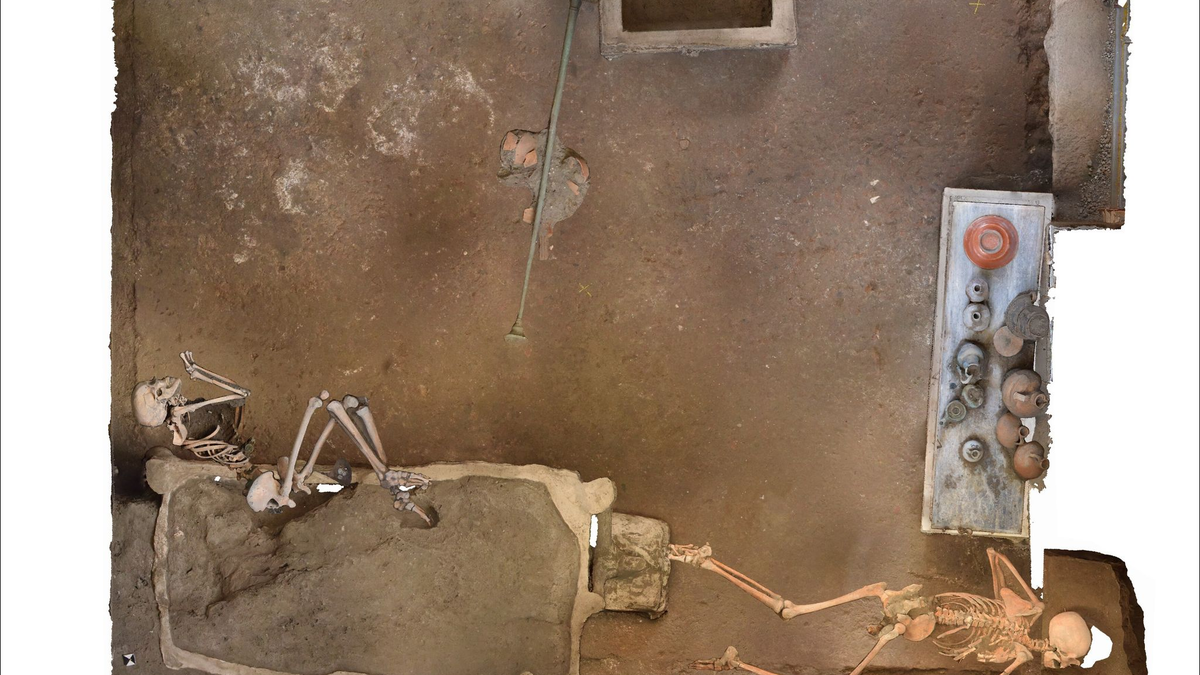 Die Forscher gehen davon aus, dass es die Überreste einer Frau und eines Mannes sind, die vor dem Ausbruch des Vesuvs in einem Raum Schutz suchten. - Foto: Archäologiepark Pompeji/dpa