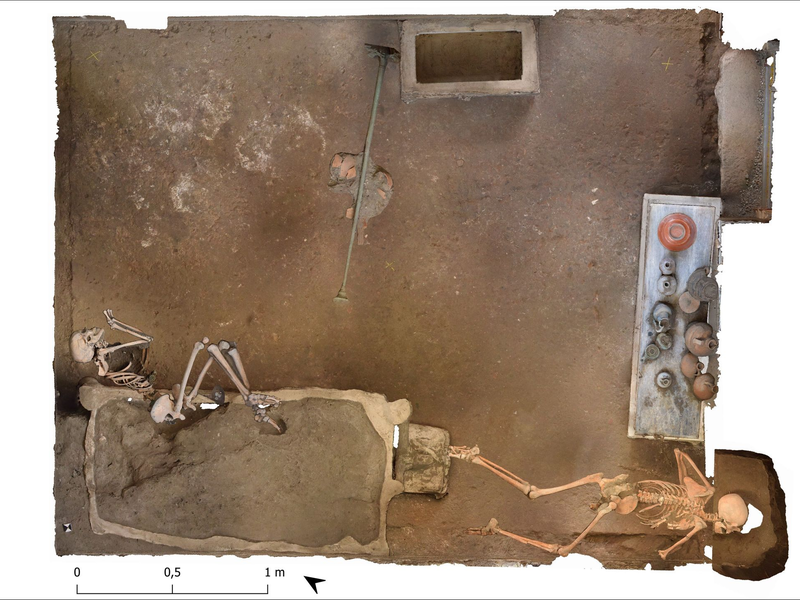 Die Forscher gehen davon aus, dass es die Überreste einer Frau und eines Mannes sind, die vor dem Ausbruch des Vesuvs in einem Raum Schutz suchten. - Foto: Archäologiepark Pompeji/dpa