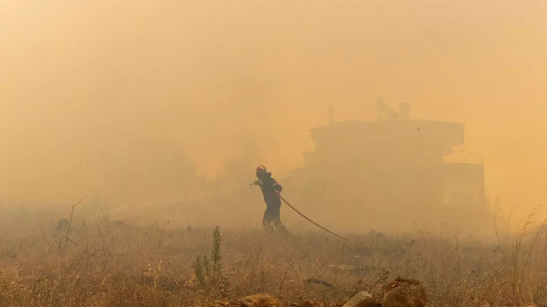 Auch Freiwillige sind im Kampf gegen die Flammen im Einsatz - Bild: Socrates Baltagiannis/dpa