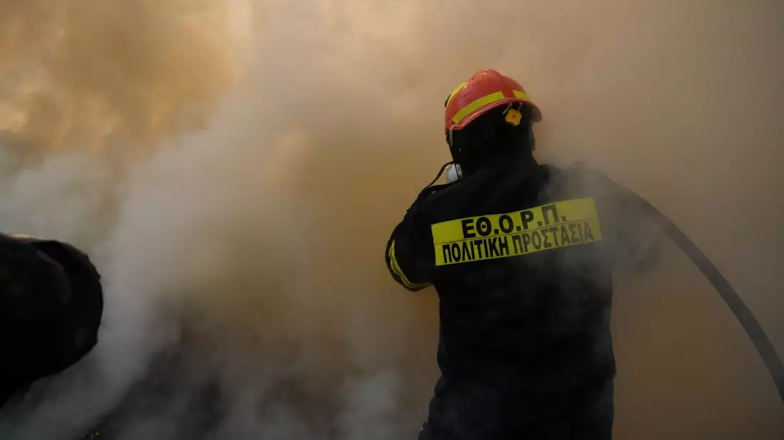 Auch Freiwillige kämpfen gegen die Flammen - Bild: Michael Varaklas/AP/dpa
