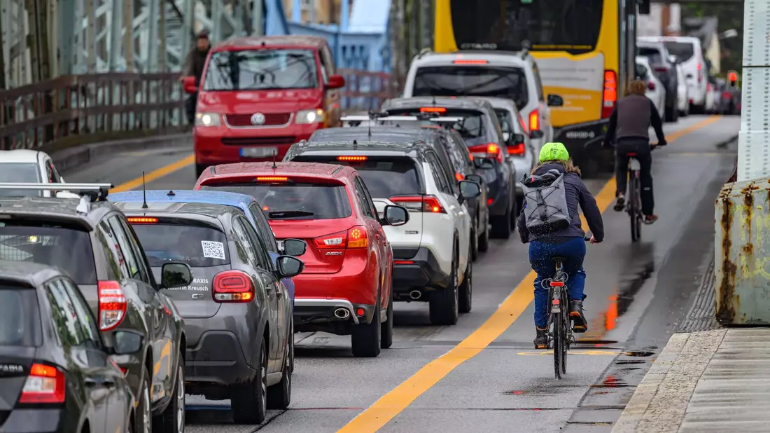 Die FDP fordert eine Verkehrspolitik für das Auto. - Bild: Robert Michael/dpa